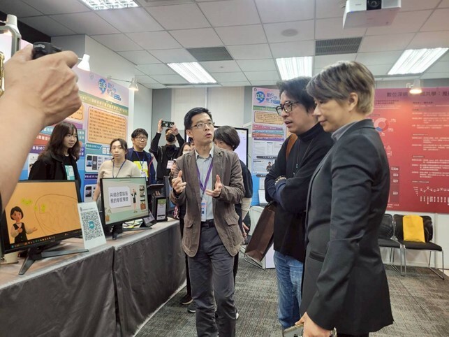 曾老師向次長解說